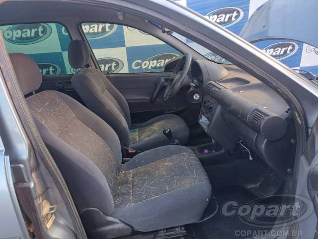 2001 CHEVROLET CORSA SEDAN 