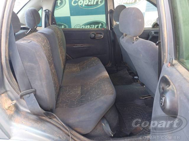2001 CHEVROLET CORSA SEDAN 
