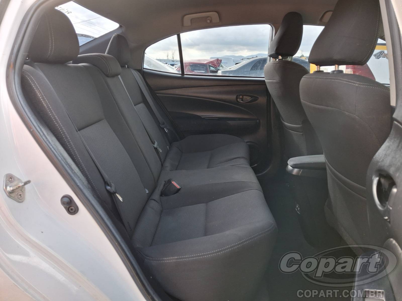 2025 TOYOTA YARIS SEDA — foto 6 de 10