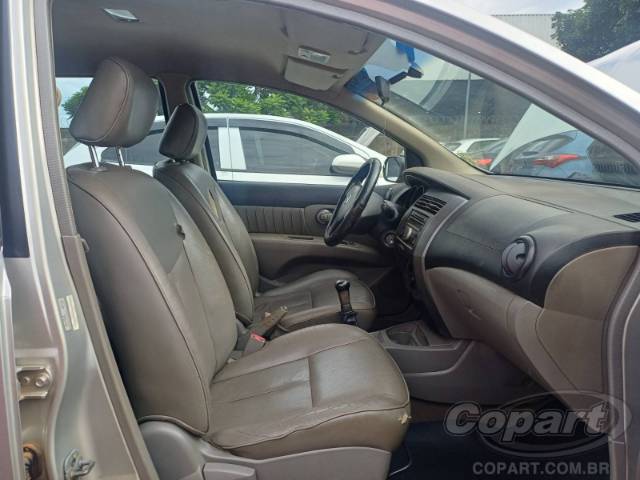 2011 NISSAN LIVINA 