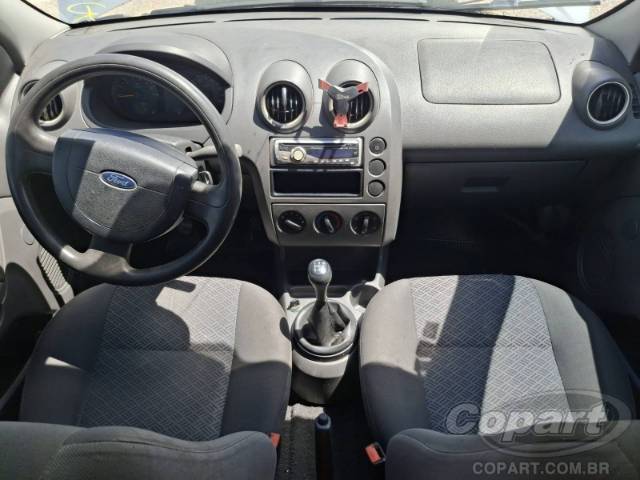 2005 FORD FIESTA SEDAN 