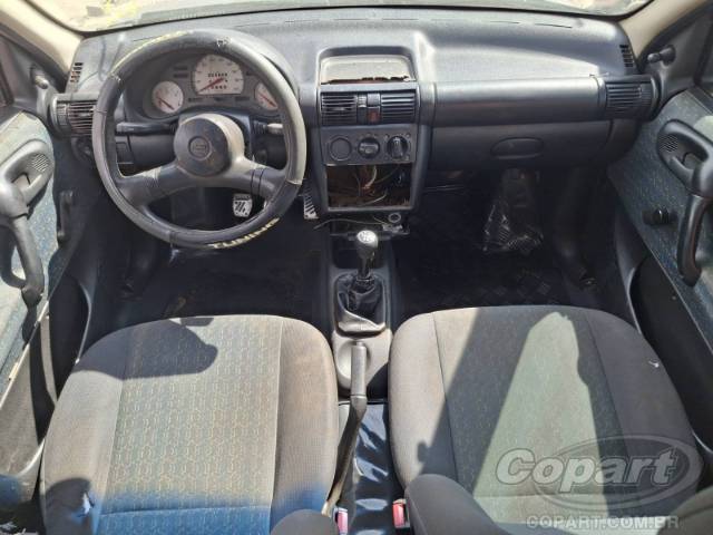 2001 CHEVROLET CORSA SEDAN 