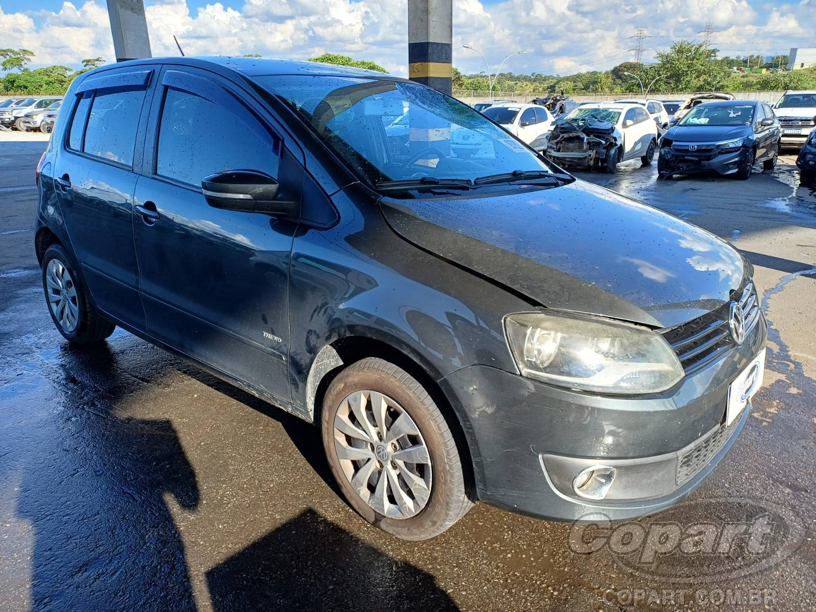 Veículo VW - VolksWagen Fox Volkswagen Fox 1.6 Total Flex 2013 Colisão Média Monta 2013 em leilão