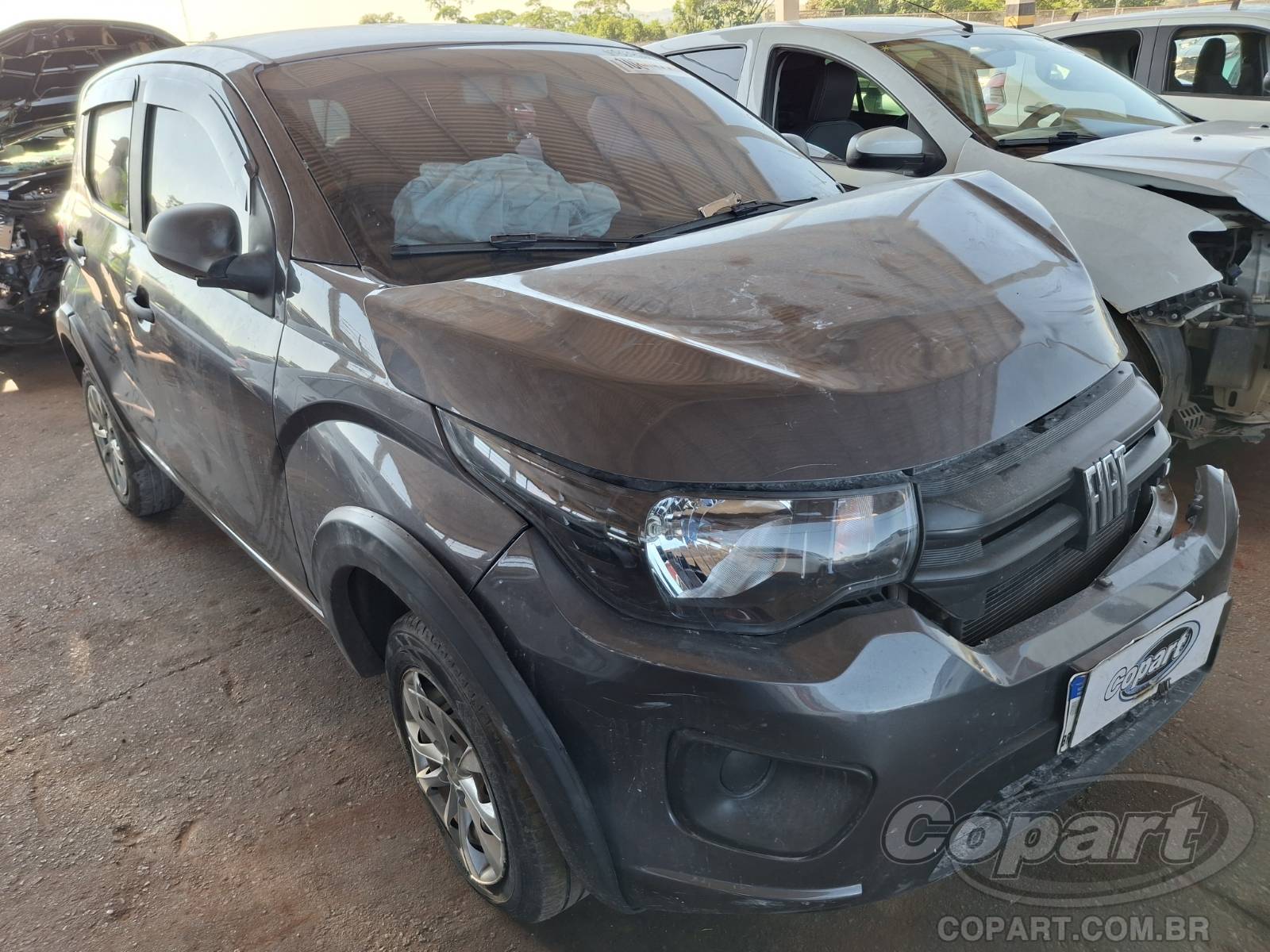 <strong>FIAT MOBI 1.0 Fire 2023</strong><br>Veículo recuperado de sinistro frontal. <strong>Condição:</strong> COLISSÃO - Média Monta. <strong>Combustível:</strong> Flex (Álcool/Gasolina). <strong>Documentação:</strong> Regular.