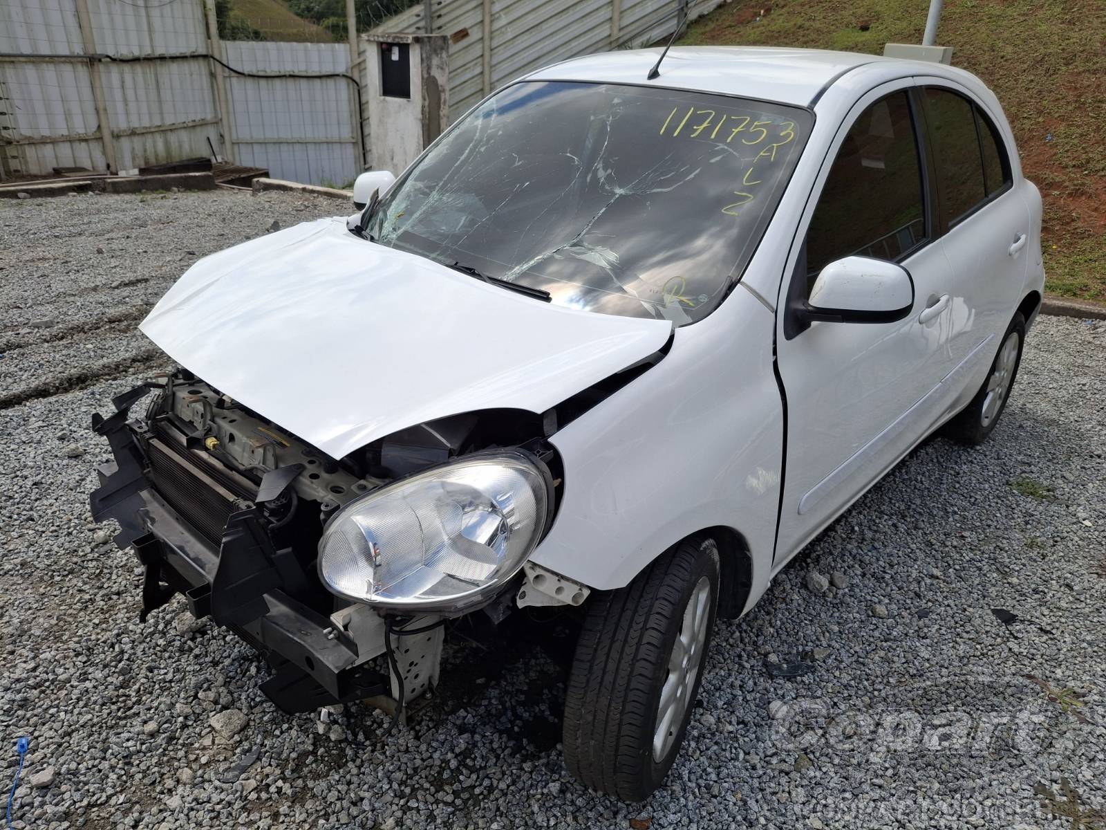 Foto 2: 2014 NISSAN MARCH