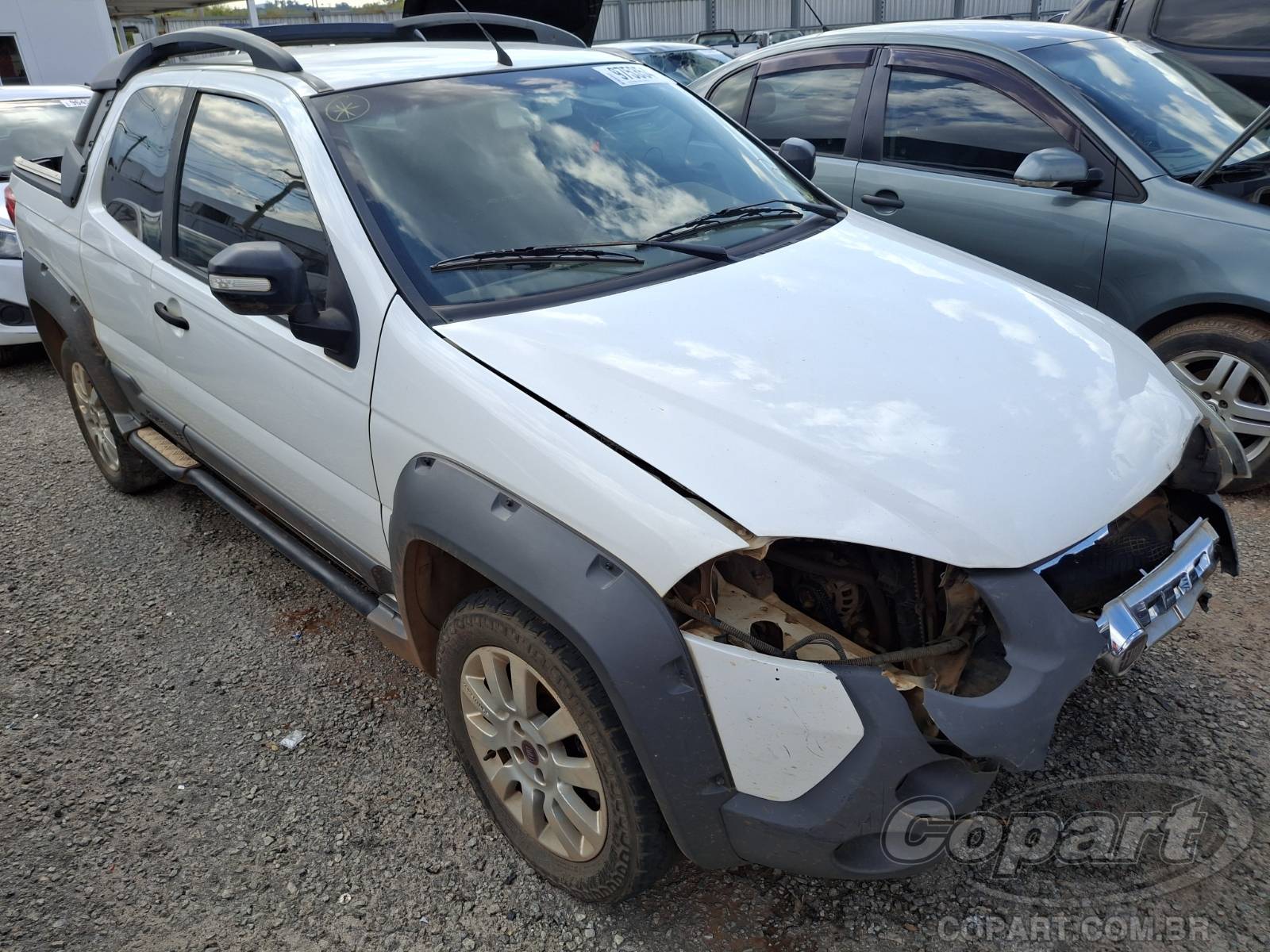 Fiat Strada CD Adventure 1.8 16V E.TorQ 2016 Médio Dano Frontal