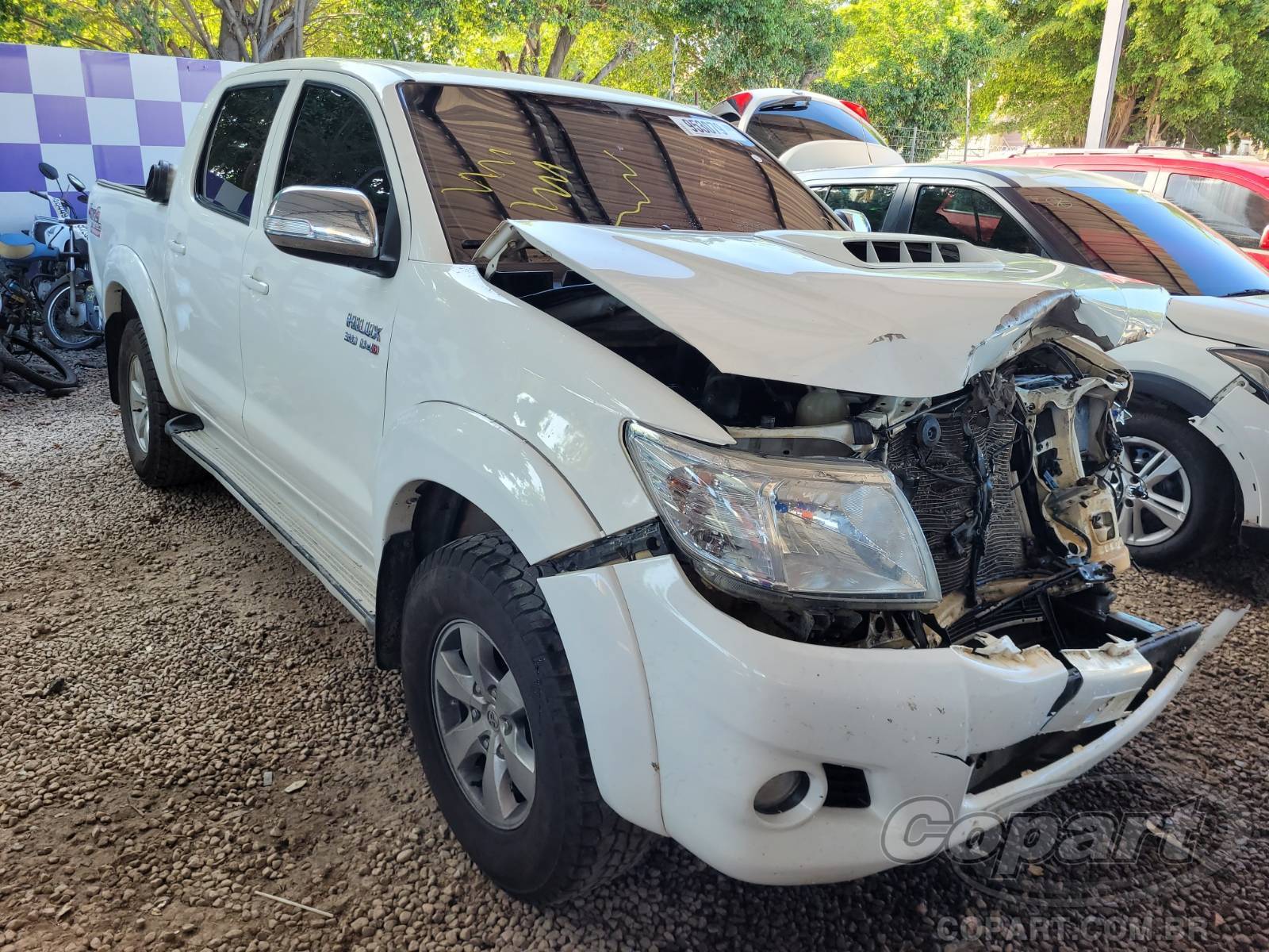 Toyota Hilux CD SRV 3.0 D-4D Turbo 2014 Médio Dano
