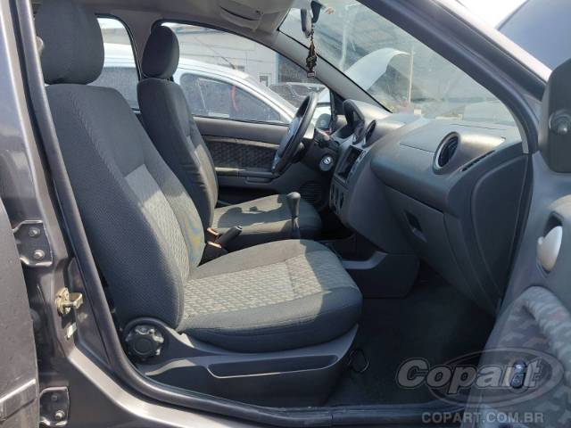 2004 FORD FIESTA 