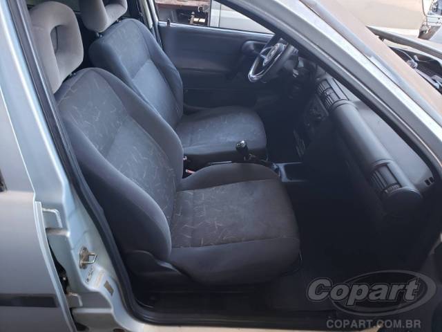 2001 CHEVROLET CORSA SEDAN 