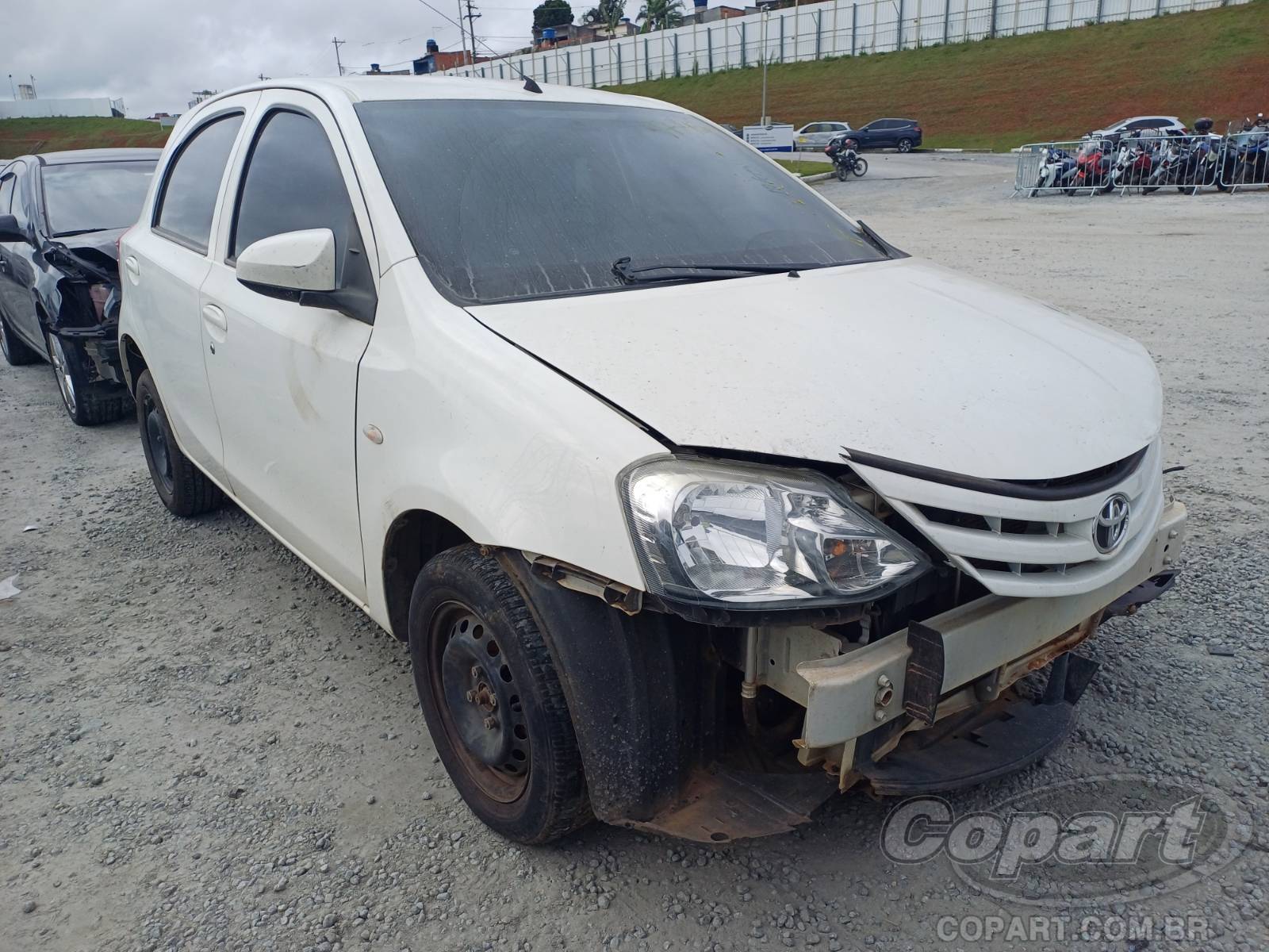 Veículo Toyota Etios Toyota Etios X 1.3 16V 2014 Médio Dano Frontal 2014 em leilão
