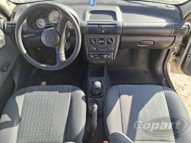 2001 CHEVROLET CORSA SEDAN 