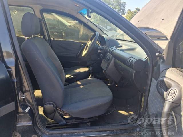 2001 CHEVROLET CORSA SEDAN 