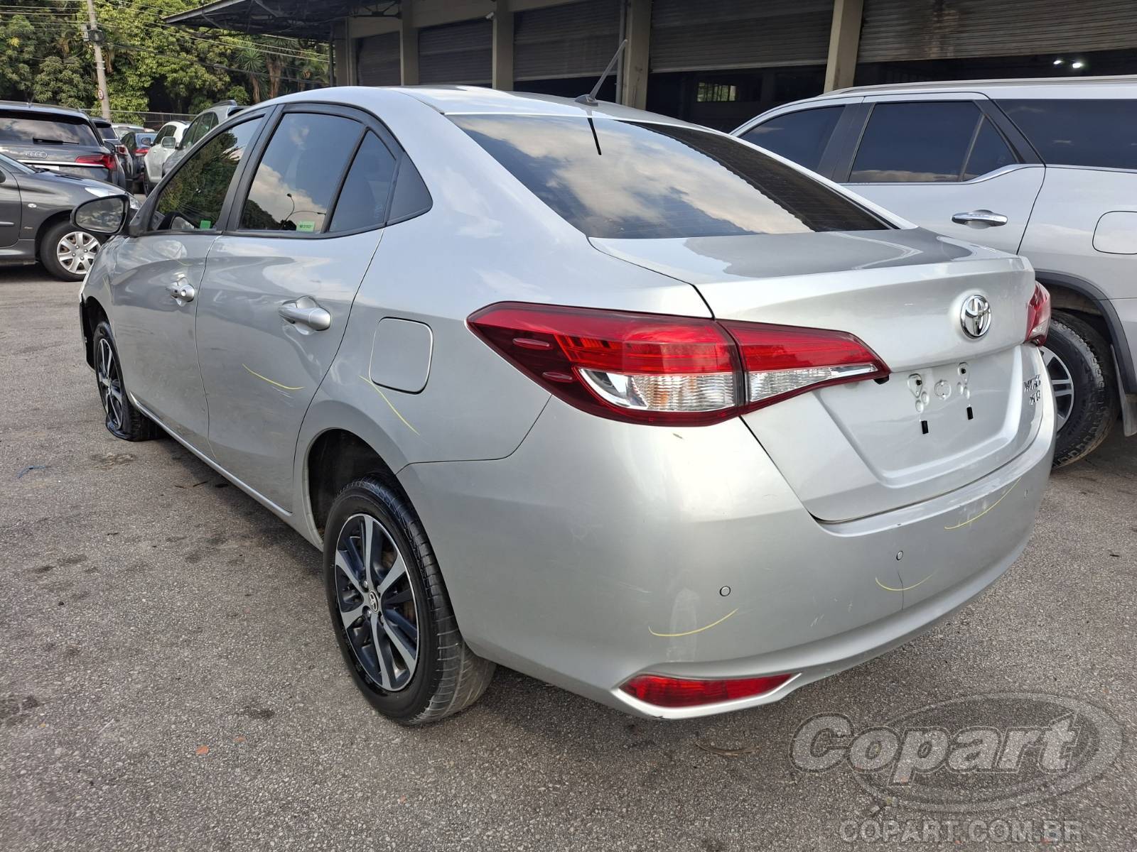 2021 TOYOTA YARIS SEDA — foto 3 de 10