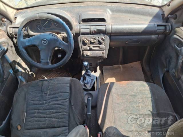 2001 CHEVROLET CORSA SEDAN 