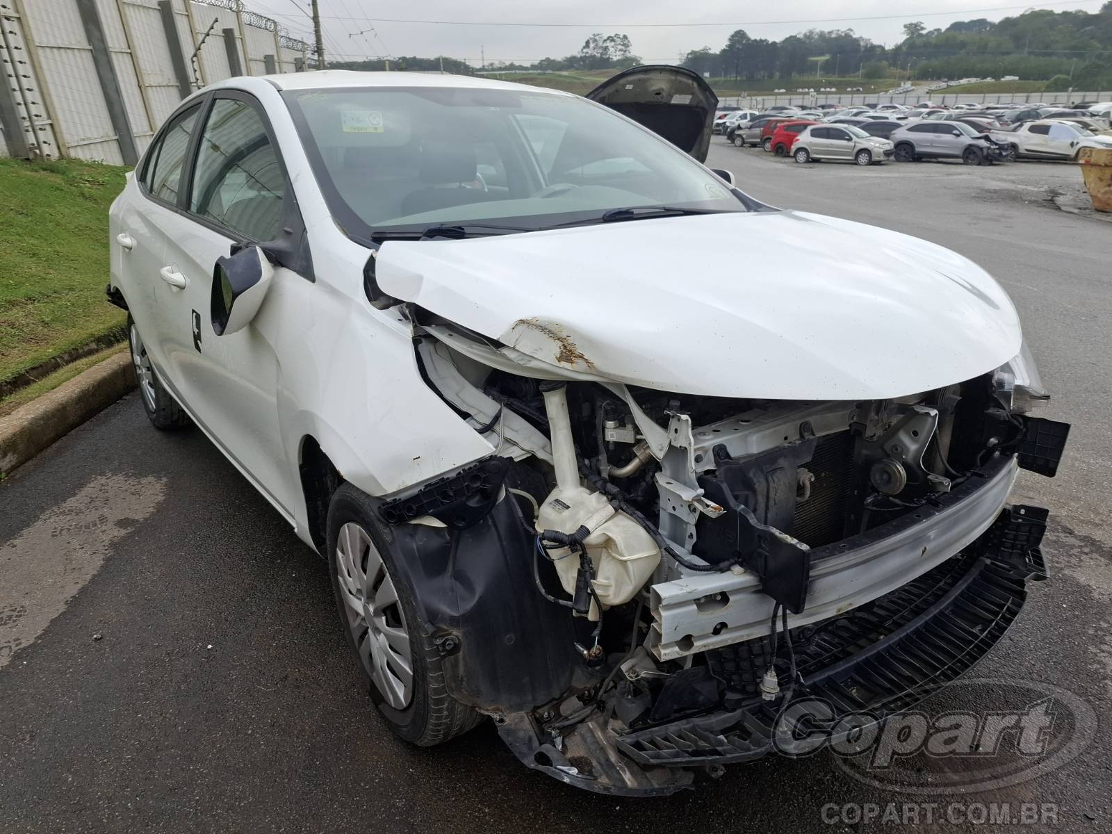 Toyota Yaris Seda 2024 em leilão