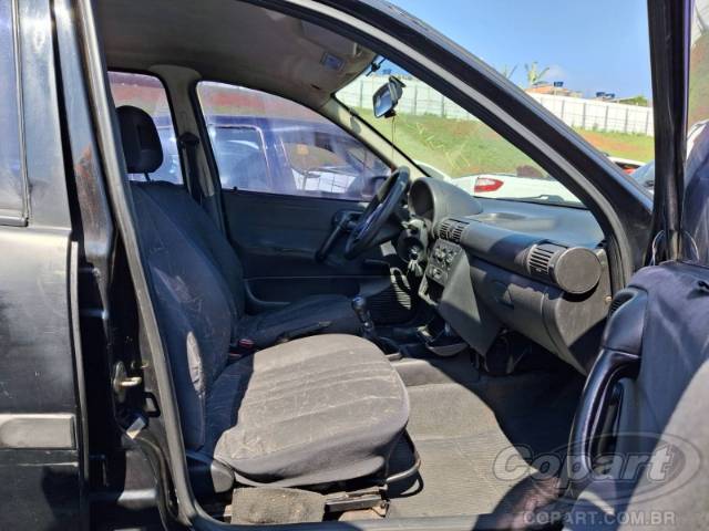 2000 CHEVROLET CORSA SEDAN 