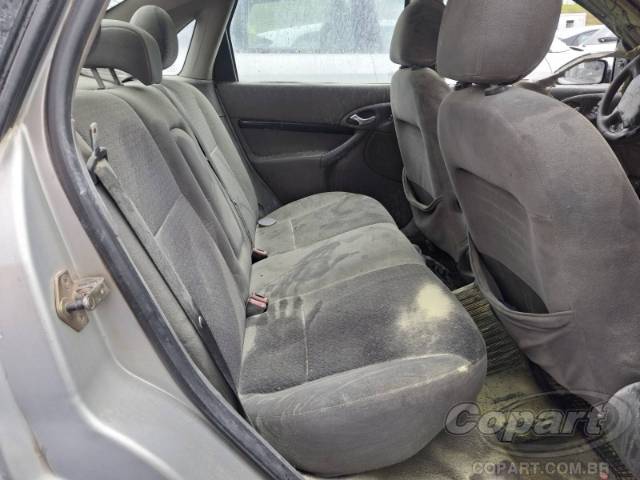 2001 FORD FOCUS SEDAN 