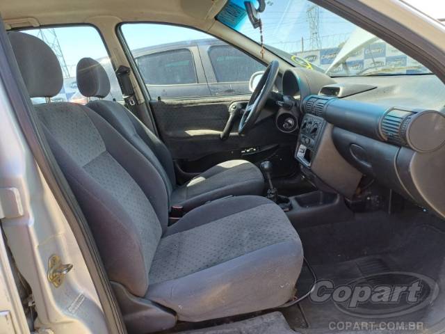 2001 CHEVROLET CORSA SEDAN 