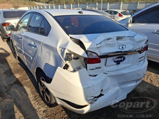 2015 HYUNDAI HB20S 