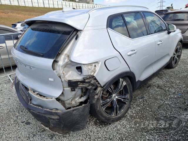 2022 VOLVO XC40 