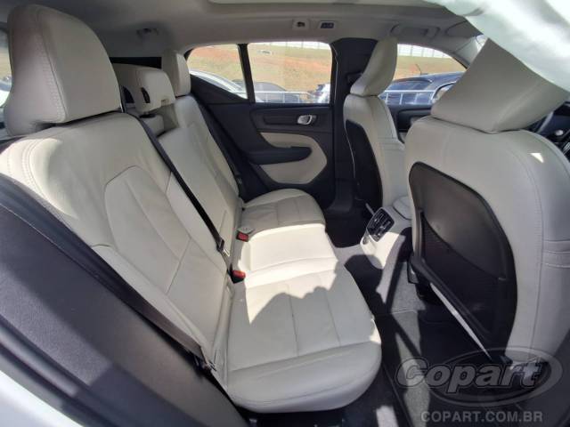2022 VOLVO XC40 