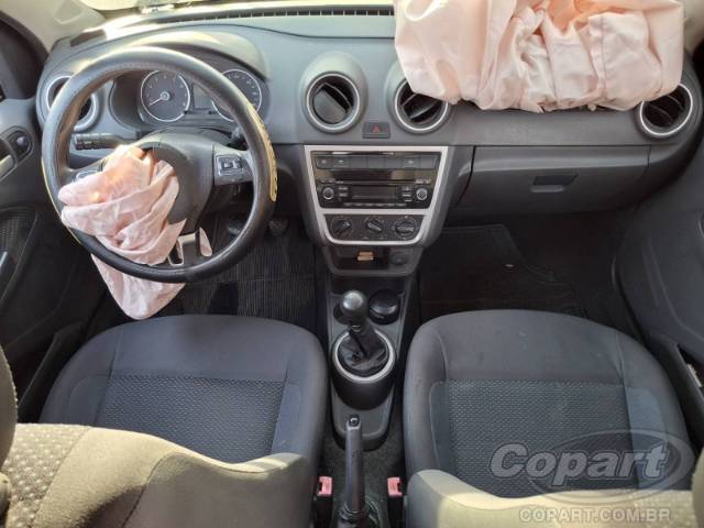 2015 VOLKSWAGEN VOYAGE 